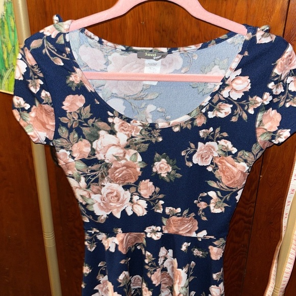 Small Floral mid length Dress - Picture 3 of 4